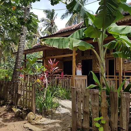 Red Island Bungalows Pasanggaran ภายนอก รูปภาพ